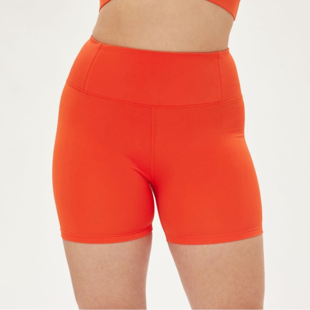 NWT Girlfriend Collective Racer FLOAT Ultralight Run Short, size M [LIM. ED.]